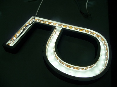 Светодиодная лента для контражурной подсветки внутри буквы